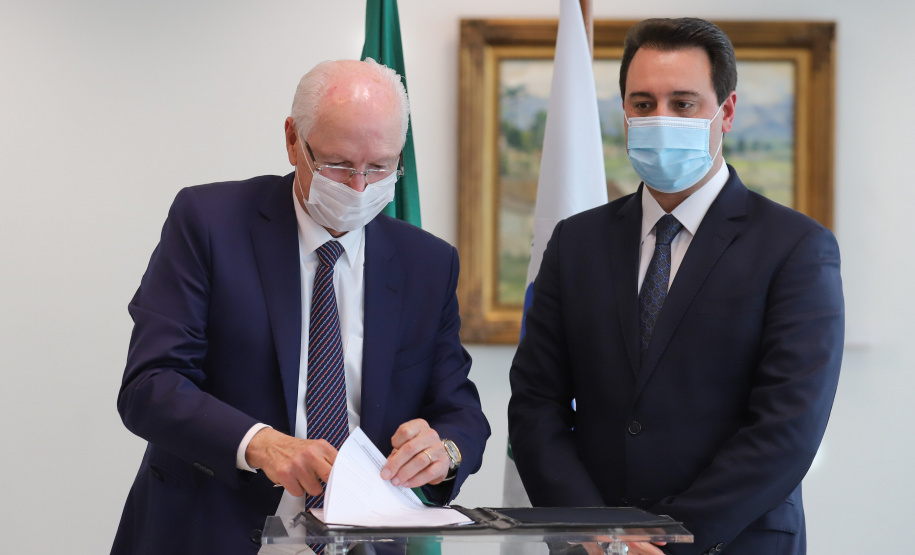 O governador Carlos Massa Ratinho Junior participa nesta terça-feira (26)  da cerimônia de posse da nova diretoria do Movimento Pró-Paraná,  liderado pelo presidente  eleito Marcos Domakoski.   - 26/10/2021 - Foto: Geraldo Bubniak/AEN