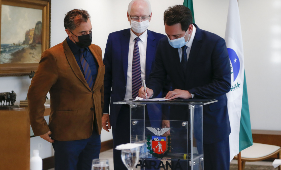 O governador Carlos Massa Ratinho Junior participa nesta terça-feira (26)  da cerimônia de posse da nova diretoria do Movimento Pró-Paraná,  liderado pelo presidente  eleito Marcos Domakoski.   - 26/10/2021 - Foto:  Jonathan Campos/AEN