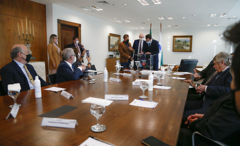 O governador Carlos Massa Ratinho Junior participa nesta terça-feira (26)  da cerimônia de posse da nova diretoria do Movimento Pró-Paraná,  liderado pelo presidente  eleito Marcos Domakoski.   - 26/10/2021 - Foto:  Jonathan Campos/AEN