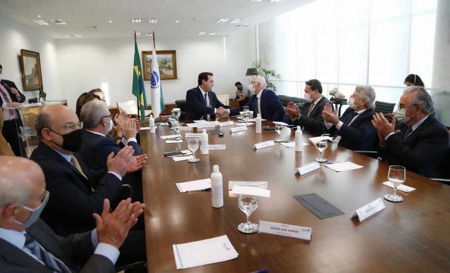 O governador Carlos Massa Ratinho Junior participa nesta terça-feira (26)  da cerimônia de posse da nova diretoria do Movimento Pró-Paraná,  liderado pelo presidente  eleito Marcos Domakoski.   - 26/10/2021 - Foto:  Jonathan Campos/AEN