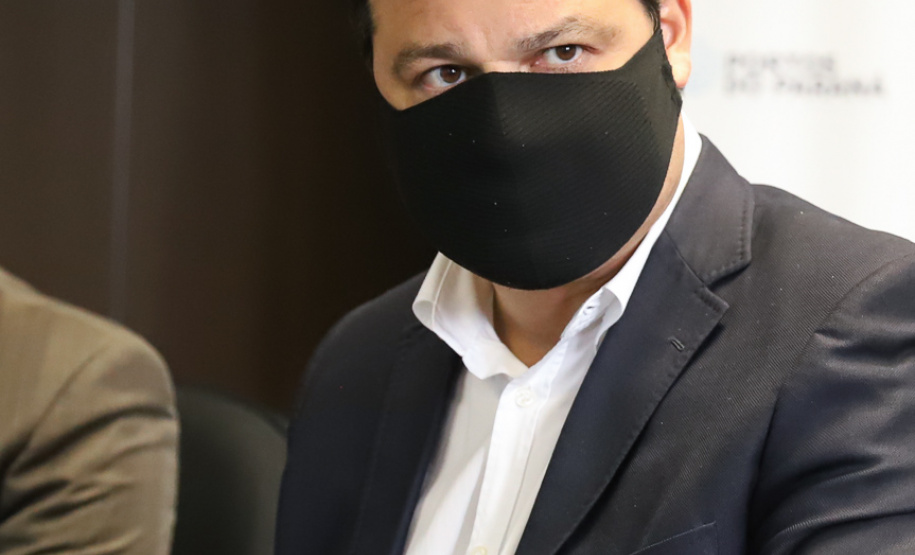 Prefeitos de sete municípios do Litoral do Paraná se reuniram, nesta segunda-feira (25) com o secretário de Estado da Infraestrutura e Logística, Sandro Alex; o diretor geral do Departamento de Estradas e Rodagem do Paraná, Fernando Furiatti; e com o diretor-presidente da Portos do Paraná, Luiz Fernando Garcia, para planejar como será feita a retirada de rochas, resultado das obras de derrocagem da Pedra da Palangana, no canal de acesso ao Porto de Paranaguá.  Foto: Rodrigo Felix Leal/SEIL