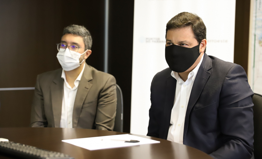 Prefeitos de sete municípios do Litoral do Paraná se reuniram, nesta segunda-feira (25) com o secretário de Estado da Infraestrutura e Logística, Sandro Alex; o diretor geral do Departamento de Estradas e Rodagem do Paraná, Fernando Furiatti; e com o diretor-presidente da Portos do Paraná, Luiz Fernando Garcia, para planejar como será feita a retirada de rochas, resultado das obras de derrocagem da Pedra da Palangana, no canal de acesso ao Porto de Paranaguá.  Foto: Rodrigo Felix Leal/SEIL