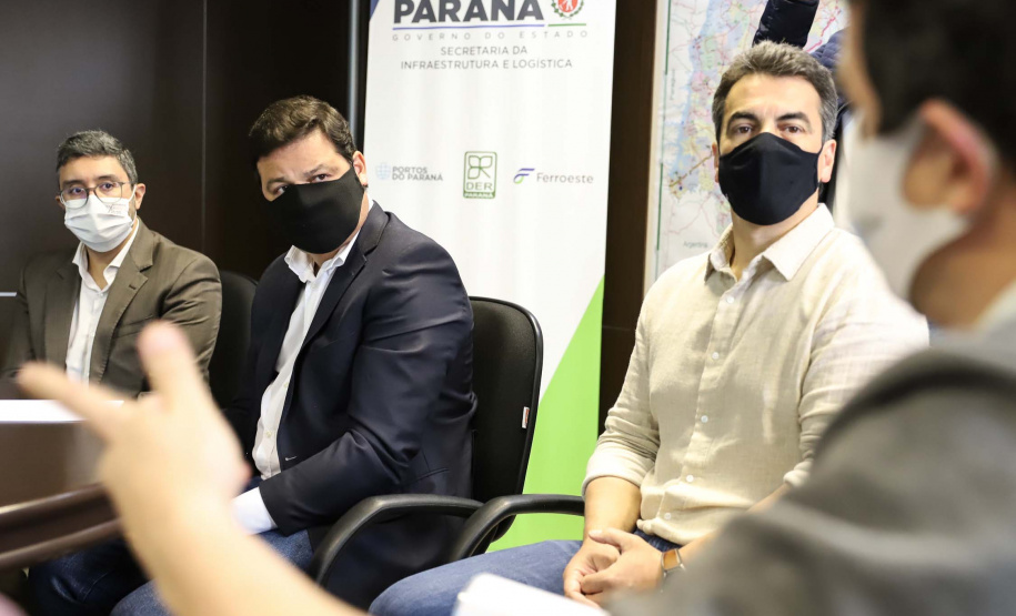 Prefeitos de sete municípios do Litoral do Paraná se reuniram, nesta segunda-feira (25) com o secretário de Estado da Infraestrutura e Logística, Sandro Alex; o diretor geral do Departamento de Estradas e Rodagem do Paraná, Fernando Furiatti; e com o diretor-presidente da Portos do Paraná, Luiz Fernando Garcia, para planejar como será feita a retirada de rochas, resultado das obras de derrocagem da Pedra da Palangana, no canal de acesso ao Porto de Paranaguá.  Foto: Rodrigo Felix Leal/SEIL