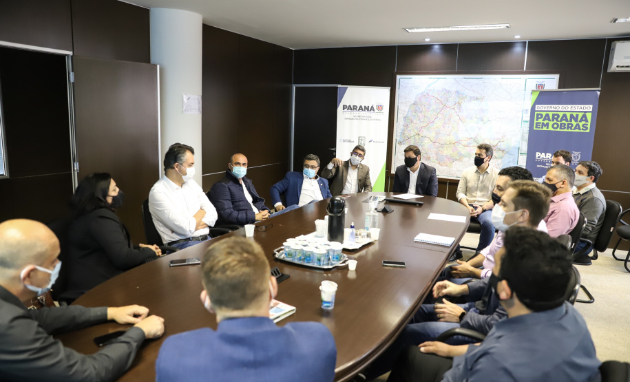 Prefeitos de sete municípios do Litoral do Paraná se reuniram, nesta segunda-feira (25) com o secretário de Estado da Infraestrutura e Logística, Sandro Alex; o diretor geral do Departamento de Estradas e Rodagem do Paraná, Fernando Furiatti; e com o diretor-presidente da Portos do Paraná, Luiz Fernando Garcia, para planejar como será feita a retirada de rochas, resultado das obras de derrocagem da Pedra da Palangana, no canal de acesso ao Porto de Paranaguá.  Foto: Rodrigo Felix Leal/SEIL