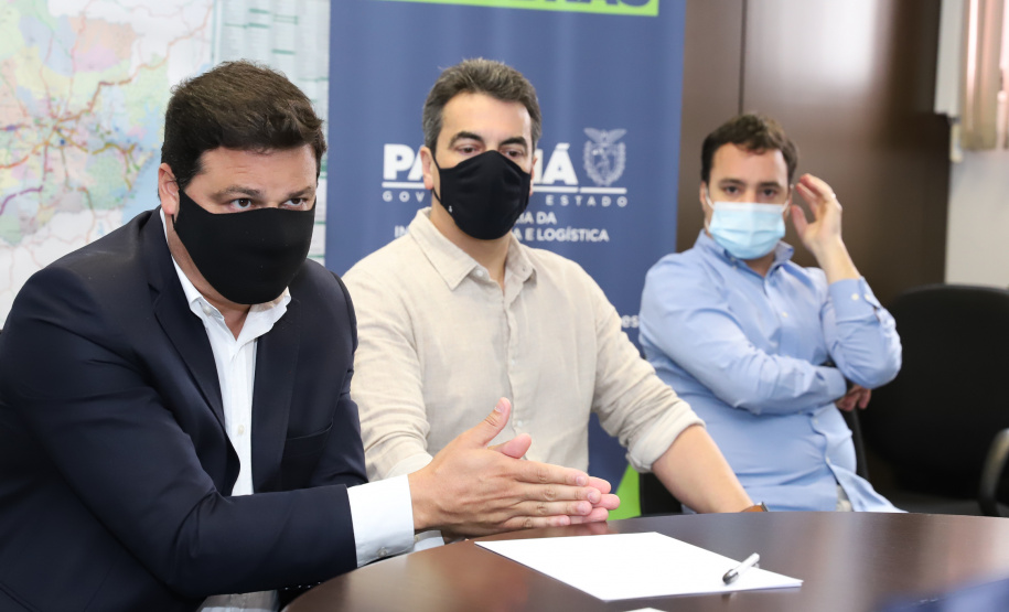 Prefeitos de sete municípios do Litoral do Paraná se reuniram, nesta segunda-feira (25) com o secretário de Estado da Infraestrutura e Logística, Sandro Alex; o diretor geral do Departamento de Estradas e Rodagem do Paraná, Fernando Furiatti; e com o diretor-presidente da Portos do Paraná, Luiz Fernando Garcia, para planejar como será feita a retirada de rochas, resultado das obras de derrocagem da Pedra da Palangana, no canal de acesso ao Porto de Paranaguá.  Foto: Rodrigo Felix Leal/SEIL