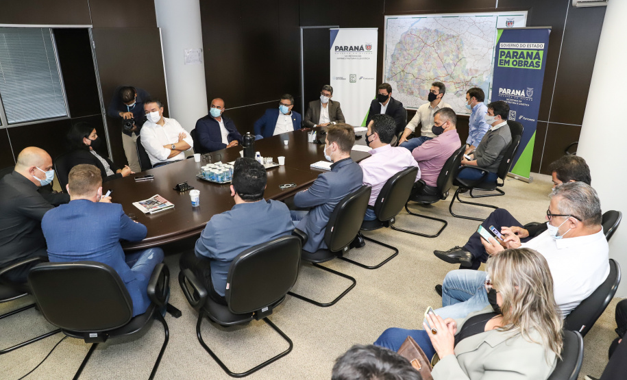 Prefeitos de sete municípios do Litoral do Paraná se reuniram, nesta segunda-feira (25) com o secretário de Estado da Infraestrutura e Logística, Sandro Alex; o diretor geral do Departamento de Estradas e Rodagem do Paraná, Fernando Furiatti; e com o diretor-presidente da Portos do Paraná, Luiz Fernando Garcia, para planejar como será feita a retirada de rochas, resultado das obras de derrocagem da Pedra da Palangana, no canal de acesso ao Porto de Paranaguá.  Foto: Rodrigo Felix Leal/SEIL