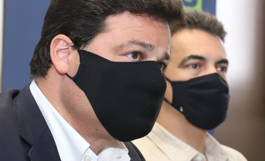 Prefeitos de sete municípios do Litoral do Paraná se reuniram, nesta segunda-feira (25) com o secretário de Estado da Infraestrutura e Logística, Sandro Alex; o diretor geral do Departamento de Estradas e Rodagem do Paraná, Fernando Furiatti; e com o diretor-presidente da Portos do Paraná, Luiz Fernando Garcia, para planejar como será feita a retirada de rochas, resultado das obras de derrocagem da Pedra da Palangana, no canal de acesso ao Porto de Paranaguá.  Foto: Rodrigo Felix Leal/SEIL