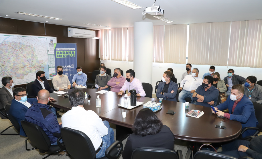 Prefeitos de sete municípios do Litoral do Paraná se reuniram, nesta segunda-feira (25) com o secretário de Estado da Infraestrutura e Logística, Sandro Alex; o diretor geral do Departamento de Estradas e Rodagem do Paraná, Fernando Furiatti; e com o diretor-presidente da Portos do Paraná, Luiz Fernando Garcia, para planejar como será feita a retirada de rochas, resultado das obras de derrocagem da Pedra da Palangana, no canal de acesso ao Porto de Paranaguá.  Foto: Rodrigo Felix Leal/SEIL
