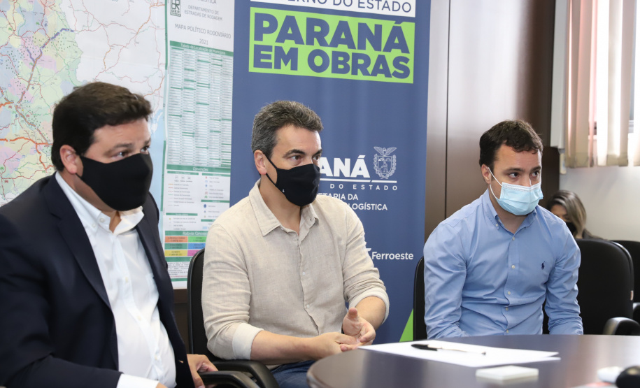 Prefeitos de sete municípios do Litoral do Paraná se reuniram, nesta segunda-feira (25) com o secretário de Estado da Infraestrutura e Logística, Sandro Alex; o diretor geral do Departamento de Estradas e Rodagem do Paraná, Fernando Furiatti; e com o diretor-presidente da Portos do Paraná, Luiz Fernando Garcia, para planejar como será feita a retirada de rochas, resultado das obras de derrocagem da Pedra da Palangana, no canal de acesso ao Porto de Paranaguá.  Foto: Rodrigo Felix Leal/SEIL