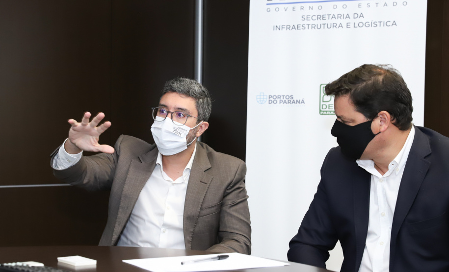 Prefeitos de sete municípios do Litoral do Paraná se reuniram, nesta segunda-feira (25) com o secretário de Estado da Infraestrutura e Logística, Sandro Alex; o diretor geral do Departamento de Estradas e Rodagem do Paraná, Fernando Furiatti; e com o diretor-presidente da Portos do Paraná, Luiz Fernando Garcia, para planejar como será feita a retirada de rochas, resultado das obras de derrocagem da Pedra da Palangana, no canal de acesso ao Porto de Paranaguá.  Foto: Rodrigo Felix Leal/SEIL