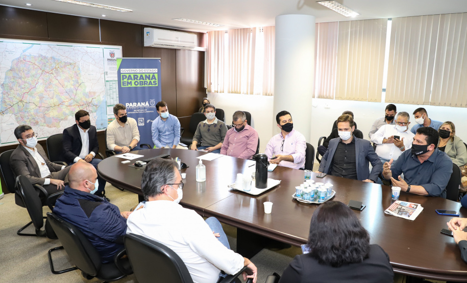Prefeitos de sete municípios do Litoral do Paraná se reuniram, nesta segunda-feira (25) com o secretário de Estado da Infraestrutura e Logística, Sandro Alex; o diretor geral do Departamento de Estradas e Rodagem do Paraná, Fernando Furiatti; e com o diretor-presidente da Portos do Paraná, Luiz Fernando Garcia, para planejar como será feita a retirada de rochas, resultado das obras de derrocagem da Pedra da Palangana, no canal de acesso ao Porto de Paranaguá.  Foto: Rodrigo Felix Leal/SEIL