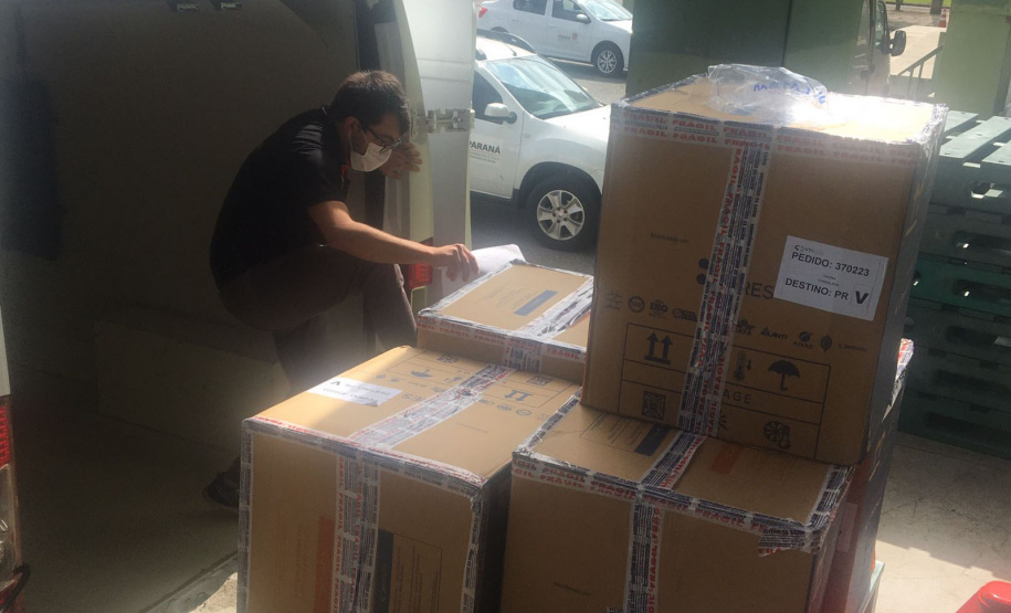 O Ministério da Saúde enviou ao Paraná 30.420 novas vacinas contra a Covid-19 nesta quarta-feira (27). As doses da Pfizer/BioNTech chegaram às 8h25, no voo LA4787, no Aeroporto Afonso Pena, em São José dos Pinhais, na Região Metropolitana de Curitiba. - Curitiba, 27/10/2021 - Foto: SESA