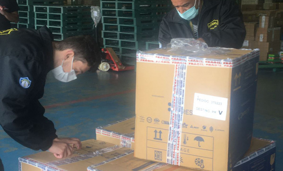 O Ministério da Saúde enviou ao Paraná 30.420 novas vacinas contra a Covid-19 nesta quarta-feira (27). As doses da Pfizer/BioNTech chegaram às 8h25, no voo LA4787, no Aeroporto Afonso Pena, em São José dos Pinhais, na Região Metropolitana de Curitiba. - Curitiba, 27/10/2021 - Foto: SESA