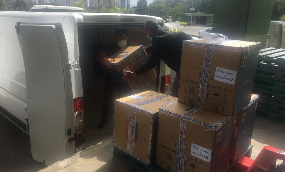 O Ministério da Saúde enviou ao Paraná 30.420 novas vacinas contra a Covid-19 nesta quarta-feira (27). As doses da Pfizer/BioNTech chegaram às 8h25, no voo LA4787, no Aeroporto Afonso Pena, em São José dos Pinhais, na Região Metropolitana de Curitiba. - Curitiba, 27/10/2021 - Foto: SESA