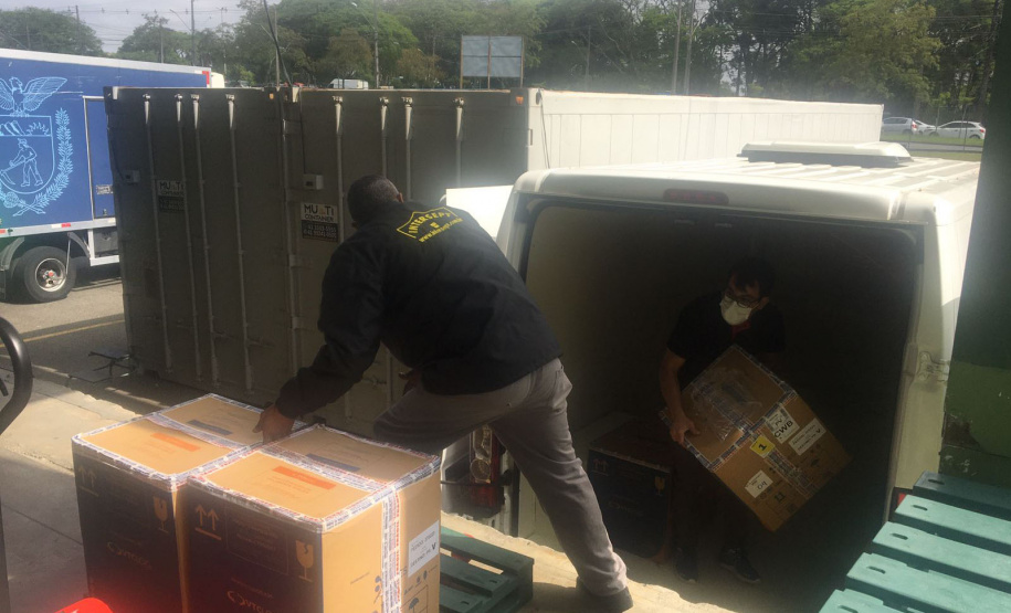 O Ministério da Saúde enviou ao Paraná 30.420 novas vacinas contra a Covid-19 nesta quarta-feira (27). As doses da Pfizer/BioNTech chegaram às 8h25, no voo LA4787, no Aeroporto Afonso Pena, em São José dos Pinhais, na Região Metropolitana de Curitiba. - Curitiba, 27/10/2021 - Foto: SESA