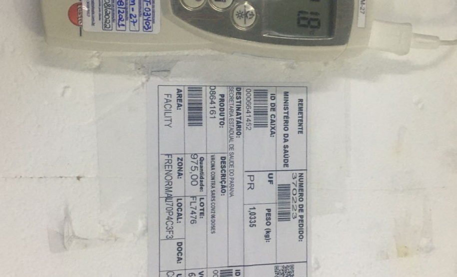 O Ministério da Saúde enviou ao Paraná 30.420 novas vacinas contra a Covid-19 nesta quarta-feira (27). As doses da Pfizer/BioNTech chegaram às 8h25, no voo LA4787, no Aeroporto Afonso Pena, em São José dos Pinhais, na Região Metropolitana de Curitiba. - Curitiba, 27/10/2021 - Foto: SESA