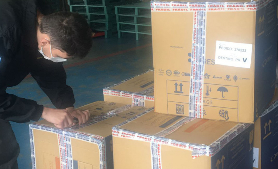 O Ministério da Saúde enviou ao Paraná 30.420 novas vacinas contra a Covid-19 nesta quarta-feira (27). As doses da Pfizer/BioNTech chegaram às 8h25, no voo LA4787, no Aeroporto Afonso Pena, em São José dos Pinhais, na Região Metropolitana de Curitiba. - Curitiba, 27/10/2021 - Foto: SESA