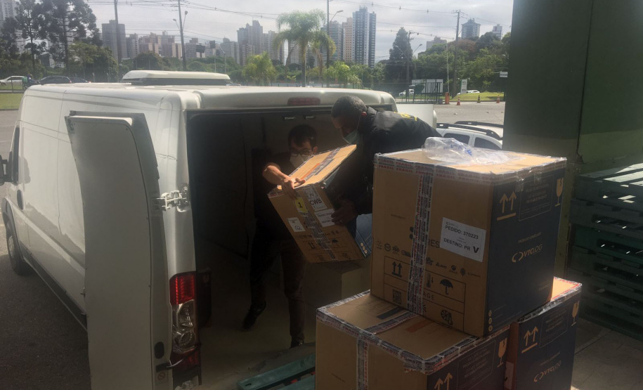 O Ministério da Saúde enviou ao Paraná 30.420 novas vacinas contra a Covid-19 nesta quarta-feira (27). As doses da Pfizer/BioNTech chegaram às 8h25, no voo LA4787, no Aeroporto Afonso Pena, em São José dos Pinhais, na Região Metropolitana de Curitiba. - Curitiba, 27/10/2021 - Foto: SESA