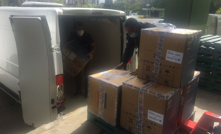 O Ministério da Saúde enviou ao Paraná 30.420 novas vacinas contra a Covid-19 nesta quarta-feira (27). As doses da Pfizer/BioNTech chegaram às 8h25, no voo LA4787, no Aeroporto Afonso Pena, em São José dos Pinhais, na Região Metropolitana de Curitiba. - Curitiba, 27/10/2021 - Foto: SESA