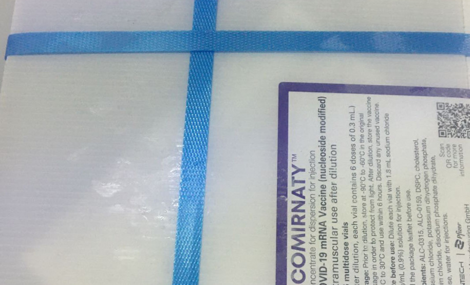 O Ministério da Saúde enviou ao Paraná 30.420 novas vacinas contra a Covid-19 nesta quarta-feira (27). As doses da Pfizer/BioNTech chegaram às 8h25, no voo LA4787, no Aeroporto Afonso Pena, em São José dos Pinhais, na Região Metropolitana de Curitiba. - Curitiba, 27/10/2021 - Foto: SESA