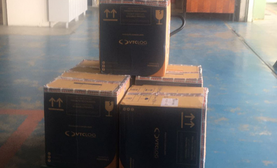 O Ministério da Saúde enviou ao Paraná 30.420 novas vacinas contra a Covid-19 nesta quarta-feira (27). As doses da Pfizer/BioNTech chegaram às 8h25, no voo LA4787, no Aeroporto Afonso Pena, em São José dos Pinhais, na Região Metropolitana de Curitiba. - Curitiba, 27/10/2021 - Foto: SESA