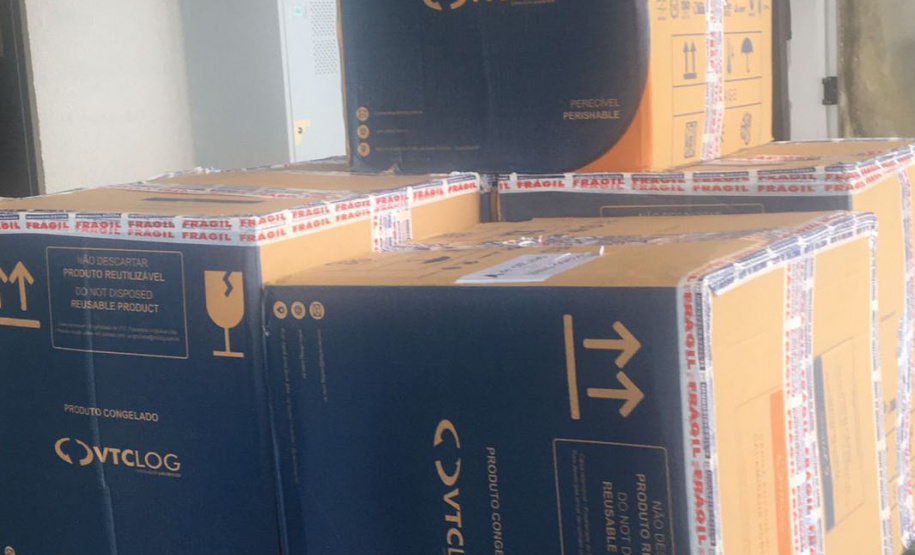 O Ministério da Saúde enviou ao Paraná 30.420 novas vacinas contra a Covid-19 nesta quarta-feira (27). As doses da Pfizer/BioNTech chegaram às 8h25, no voo LA4787, no Aeroporto Afonso Pena, em São José dos Pinhais, na Região Metropolitana de Curitiba. - Curitiba, 27/10/2021 - Foto: SESA