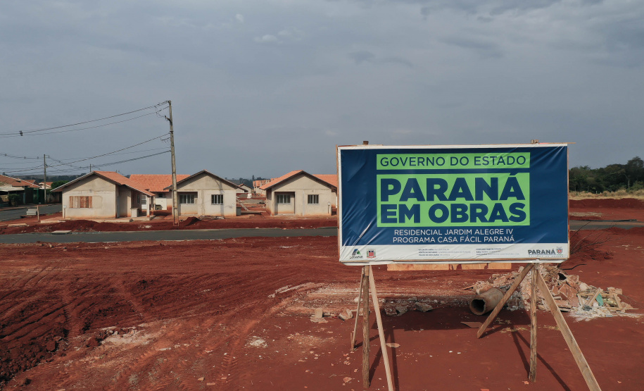 Com o avanço da obra de construção do Residencial Amador Gonçalves, em Jardim Alegre, os interessados em adquirir uma das 41 novas moradias do empreendimento têm até 15 de novembro para se inscreverem no site da Cohapar. A partir desta data, os técnicos da companhia darão início ao processo de enquadramento, classificação e convocação dos pretendentes no município, na região do Vale do Ivaí. (Foto: Alessandro Vieira/AEN)