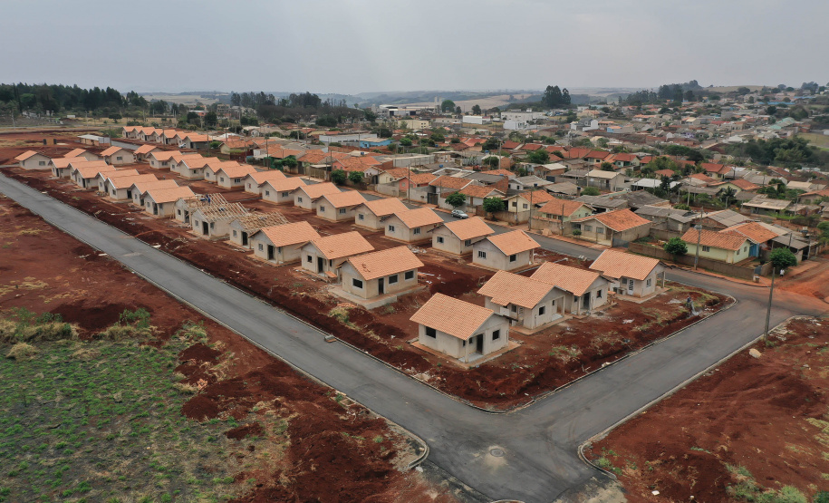 Com o avanço da obra de construção do Residencial Amador Gonçalves, em Jardim Alegre, os interessados em adquirir uma das 41 novas moradias do empreendimento têm até 15 de novembro para se inscreverem no site da Cohapar. A partir desta data, os técnicos da companhia darão início ao processo de enquadramento, classificação e convocação dos pretendentes no município, na região do Vale do Ivaí. (Foto: Alessandro Vieira/AEN)