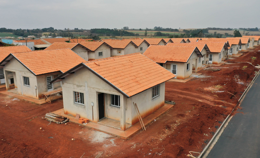Com o avanço da obra de construção do Residencial Amador Gonçalves, em Jardim Alegre, os interessados em adquirir uma das 41 novas moradias do empreendimento têm até 15 de novembro para se inscreverem no site da Cohapar. A partir desta data, os técnicos da companhia darão início ao processo de enquadramento, classificação e convocação dos pretendentes no município, na região do Vale do Ivaí. (Foto: Alessandro Vieira/AEN)