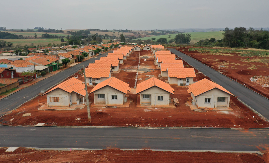 Com o avanço da obra de construção do Residencial Amador Gonçalves, em Jardim Alegre, os interessados em adquirir uma das 41 novas moradias do empreendimento têm até 15 de novembro para se inscreverem no site da Cohapar. A partir desta data, os técnicos da companhia darão início ao processo de enquadramento, classificação e convocação dos pretendentes no município, na região do Vale do Ivaí. (Foto: Alessandro Vieira/AEN)