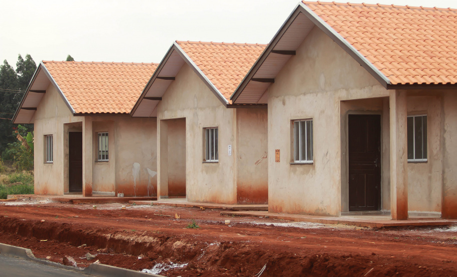Com o avanço da obra de construção do Residencial Amador Gonçalves, em Jardim Alegre, os interessados em adquirir uma das 41 novas moradias do empreendimento têm até 15 de novembro para se inscreverem no site da Cohapar. A partir desta data, os técnicos da companhia darão início ao processo de enquadramento, classificação e convocação dos pretendentes no município, na região do Vale do Ivaí. (Foto: Alessandro Vieira/AEN)