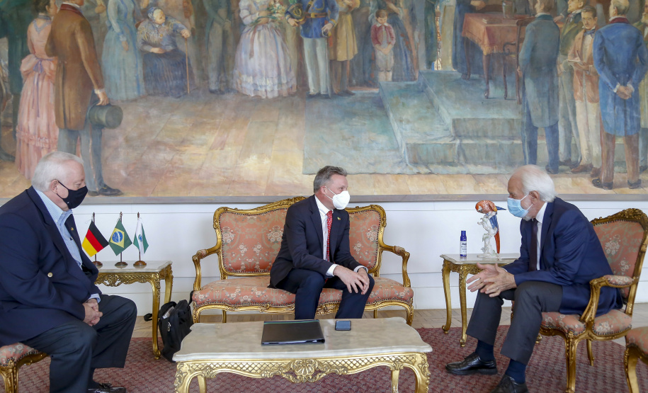 O vice-governador Darci Piana se encontrou nesta quarta-feira (27), no Palácio Iguaçu, com cônsul-geral da Alemanha em São Paulo, Thomas Schmitt. A reunião serviu para estreitar laços e buscar novos mecanismo de parcerias. - Curitiba, 27/10/2021 - Foto: Gilson Abreu/AEN