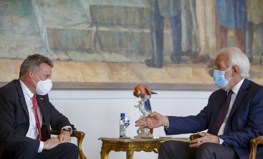 O vice-governador Darci Piana se encontrou nesta quarta-feira (27), no Palácio Iguaçu, com cônsul-geral da Alemanha em São Paulo, Thomas Schmitt. A reunião serviu para estreitar laços e buscar novos mecanismo de parcerias. - Curitiba, 27/10/2021 - Foto: Gilson Abreu/AEN