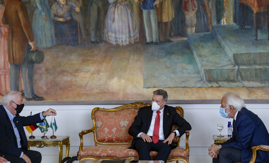 O vice-governador Darci Piana se encontrou nesta quarta-feira (27), no Palácio Iguaçu, com cônsul-geral da Alemanha em São Paulo, Thomas Schmitt. A reunião serviu para estreitar laços e buscar novos mecanismo de parcerias. - Curitiba, 27/10/2021 - Foto: Gilson Abreu/AEN