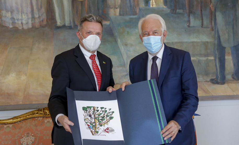 O vice-governador Darci Piana se encontrou nesta quarta-feira (27), no Palácio Iguaçu, com cônsul-geral da Alemanha em São Paulo, Thomas Schmitt. A reunião serviu para estreitar laços e buscar novos mecanismo de parcerias. - Curitiba, 27/10/2021 - Foto: Gilson Abreu/AEN