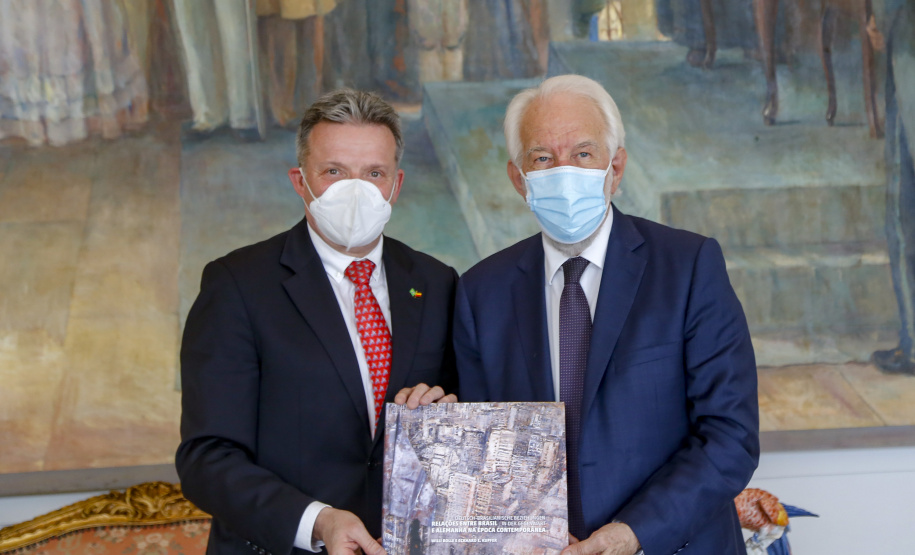 O vice-governador Darci Piana se encontrou nesta quarta-feira (27), no Palácio Iguaçu, com cônsul-geral da Alemanha em São Paulo, Thomas Schmitt. A reunião serviu para estreitar laços e buscar novos mecanismo de parcerias. - Curitiba, 27/10/2021 - Foto: Gilson Abreu/AEN