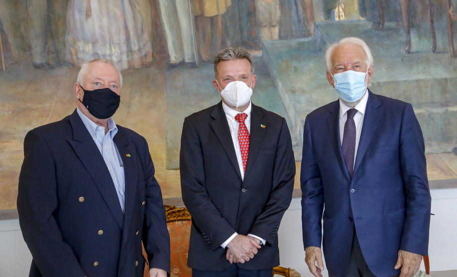 O vice-governador Darci Piana se encontrou nesta quarta-feira (27), no Palácio Iguaçu, com cônsul-geral da Alemanha em São Paulo, Thomas Schmitt. A reunião serviu para estreitar laços e buscar novos mecanismo de parcerias. - Curitiba, 27/10/2021 - Foto: Gilson Abreu/AEN