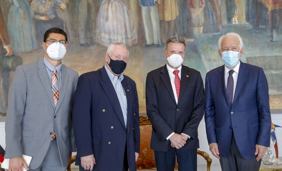 O vice-governador Darci Piana se encontrou nesta quarta-feira (27), no Palácio Iguaçu, com cônsul-geral da Alemanha em São Paulo, Thomas Schmitt. A reunião serviu para estreitar laços e buscar novos mecanismo de parcerias. - Curitiba, 27/10/2021 - Foto: Gilson Abreu/AEN