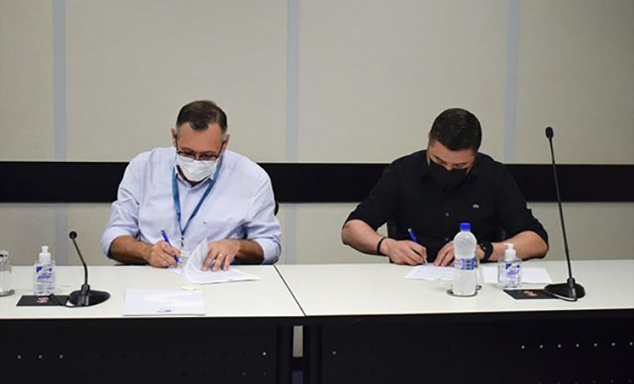 Na última terça-feira (26), o Instituto das Cidades Inteligentes (ICI) e a Companhia de Tecnologia da Informação e Comunicação do Paraná (Celepar) firmaram um acordo de cooperação técnica para o desenvolvimento de estudos e atividades técnicas relacionadas à pesquisa, integração, desenvolvimento e inovação na área de Tecnologia da Informação e Comunicação (TIC). Foto: ICI