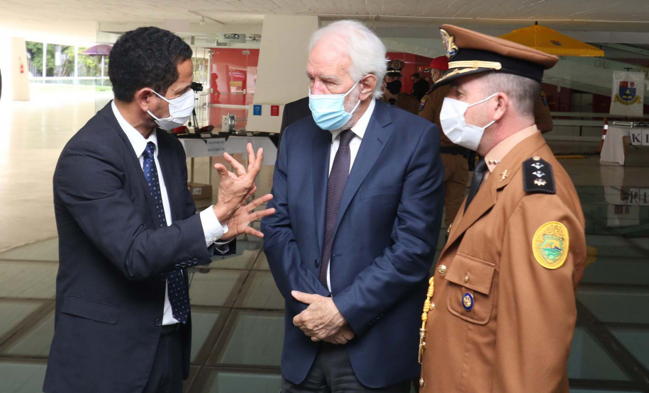 Para comemorar 57 anos, o Batalhão de Polícia Rodoviária (BPRv) promoveu nesta quarta-feira (27) uma solenidade militar no Museu Oscar Niemeyer, em Curitiba, com entrega de medalhas Mérito Rodoviário.
Para o vice-governador Darci Piana, agraciado com a medalha, esse é um momento importante, não só para a Polícia Militar, mas para a sociedade paranaense. Foto: Camila Tonett