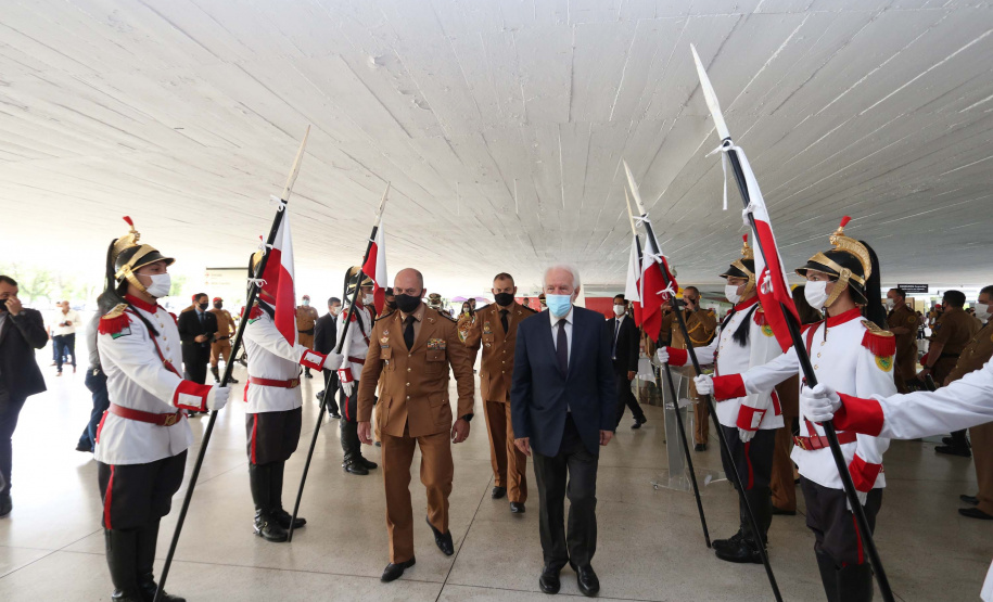 Para comemorar 57 anos, o Batalhão de Polícia Rodoviária (BPRv) promoveu nesta quarta-feira (27) uma solenidade militar no Museu Oscar Niemeyer, em Curitiba, com entrega de medalhas Mérito Rodoviário.
Para o vice-governador Darci Piana, agraciado com a medalha, esse é um momento importante, não só para a Polícia Militar, mas para a sociedade paranaense. Foto: Camila Tonett