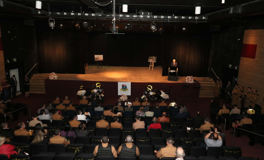 Para comemorar 57 anos, o Batalhão de Polícia Rodoviária (BPRv) promoveu nesta quarta-feira (27) uma solenidade militar no Museu Oscar Niemeyer, em Curitiba, com entrega de medalhas Mérito Rodoviário.
Para o vice-governador Darci Piana, agraciado com a medalha, esse é um momento importante, não só para a Polícia Militar, mas para a sociedade paranaense. Foto: Camila Tonett