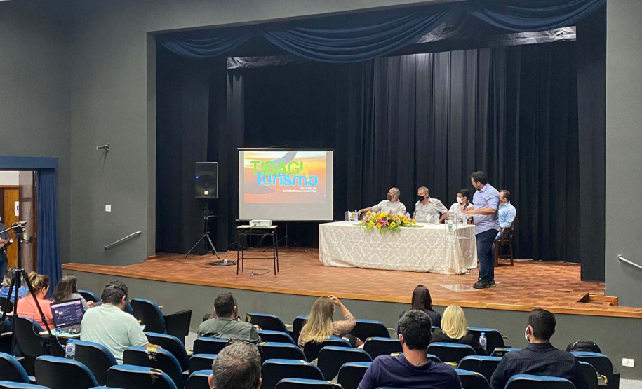 O projeto e as minutas de edital do Parque Estadual do Guartelá foram apresentados durante audiência pública realizada no município de Tibagi, nesta terça-feira (26). O evento também foi transmitido ao vivo e segue visível para a população no Youtube da Secretaria do Desenvolvimento Sustentável e do Turismo (Sedest). - Curitiba, 27/10/2021 - Foto: SEDEST
