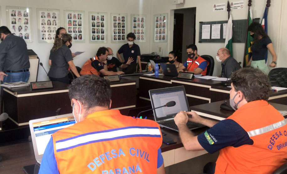 Mais de 35 mil pessoas de 69 municípios foram atingidas pelo temporal do final de semana.Para acompanhar a força-tarefa estabelecida no estado, o coordenador estadual da Defesa Civil, coronel Fernando Schunig, e o secretário Nacional de Proteção e Defesa Civil, Alexandre Lucas Alves, visitaram, nesta terça (26) e quarta-feira (27) três dos municípios mais atingidos pelo temporal: Japurá e Rondon, ambos no Noroeste, e Foz do Iguaçu, no Oeste.  Foto: Defesa Civil