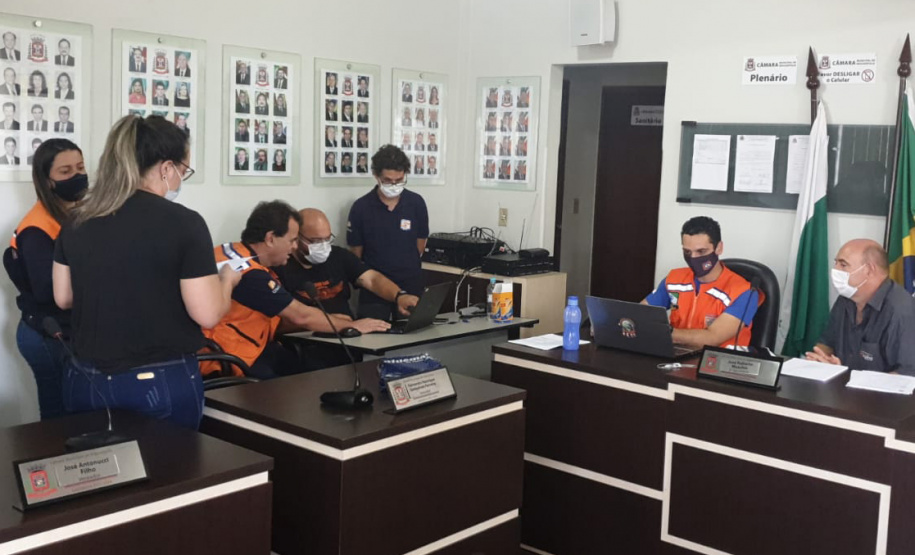 Mais de 35 mil pessoas de 69 municípios foram atingidas pelo temporal do final de semana.Para acompanhar a força-tarefa estabelecida no estado, o coordenador estadual da Defesa Civil, coronel Fernando Schunig, e o secretário Nacional de Proteção e Defesa Civil, Alexandre Lucas Alves, visitaram, nesta terça (26) e quarta-feira (27) três dos municípios mais atingidos pelo temporal: Japurá e Rondon, ambos no Noroeste, e Foz do Iguaçu, no Oeste.  Foto: Defesa Civil