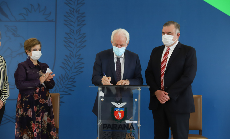 O vice governador Darci Piana e o  secretário de Justiça, Família e Trabalho, Ney Leprevost assinam  nesta quarta-feira  (27) termo de repasse ao Cedca aos municípios,  no Palacio Iguacu.   Curitiba, 27/10/2021 -  Foto: Geraldo Bubniak/AEN
