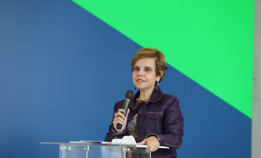 O vice governador Darci Piana e o  secretário de Justiça, Família e Trabalho, Ney Leprevost assinam  nesta quarta-feira  (27) termo de repasse ao Cedca aos municípios,  no Palacio Iguacu.  Na foto, vice-presidente do Conselho Estadual dos direitos da Criança e do adolescente, Angela Mendonça.  Curitiba, 27/10/2021 -  Foto: Geraldo Bubniak/AEN