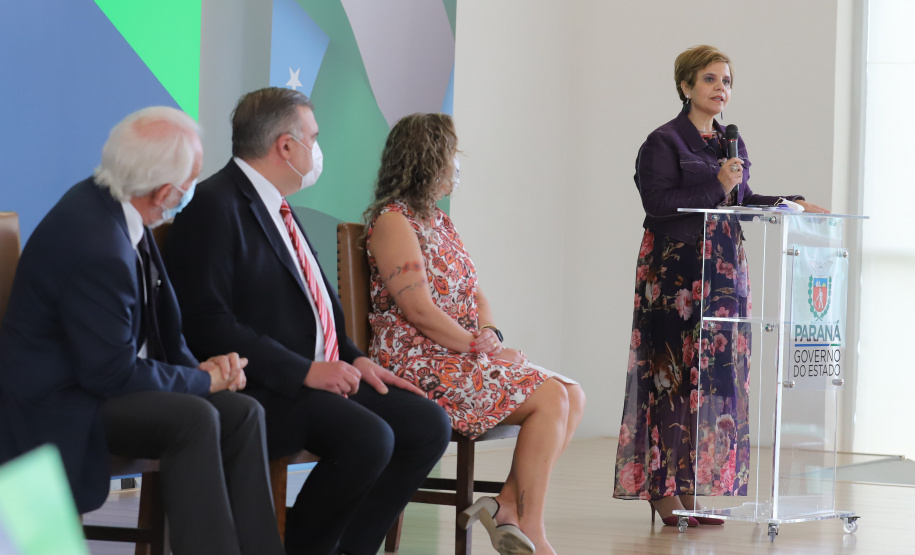 O vice governador Darci Piana e o  secretário de Justiça, Família e Trabalho, Ney Leprevost assinam  nesta quarta-feira  (27) termo de repasse ao Cedca aos municípios,  no Palacio Iguacu.  Na foto, vice-presidente do Conselho Estadual dos direitos da Criança e do adolescente, Angela Mendonça.  Curitiba, 27/10/2021 -  Foto: Geraldo Bubniak/AEN