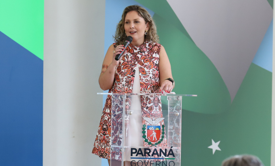 O vice governador Darci Piana e o  secretário de Justiça, Família e Trabalho, Ney Leprevost assinam  nesta quarta-feira  (27) termo de repasse ao Cedca aos municípios,  no Palacio Iguacu.   Na foto, representando o departamento de assistencia social da SEJUF , Larissa Marsolic. Curitiba, 27/10/2021 -  Foto: Geraldo Bubniak/AEN