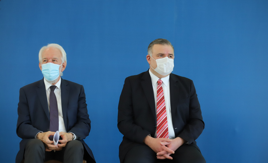 O vice governador Darci Piana e o  secretário de Justiça, Família e Trabalho, Ney Leprevost assinam  nesta quarta-feira  (27) termo de repasse ao Cedca aos municípios,  no Palacio Iguacu.   Curitiba, 27/10/2021 -  Foto: Geraldo Bubniak/AEN